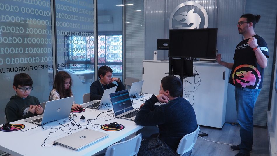Alunos SHARKCODERS numa aula prática de programação